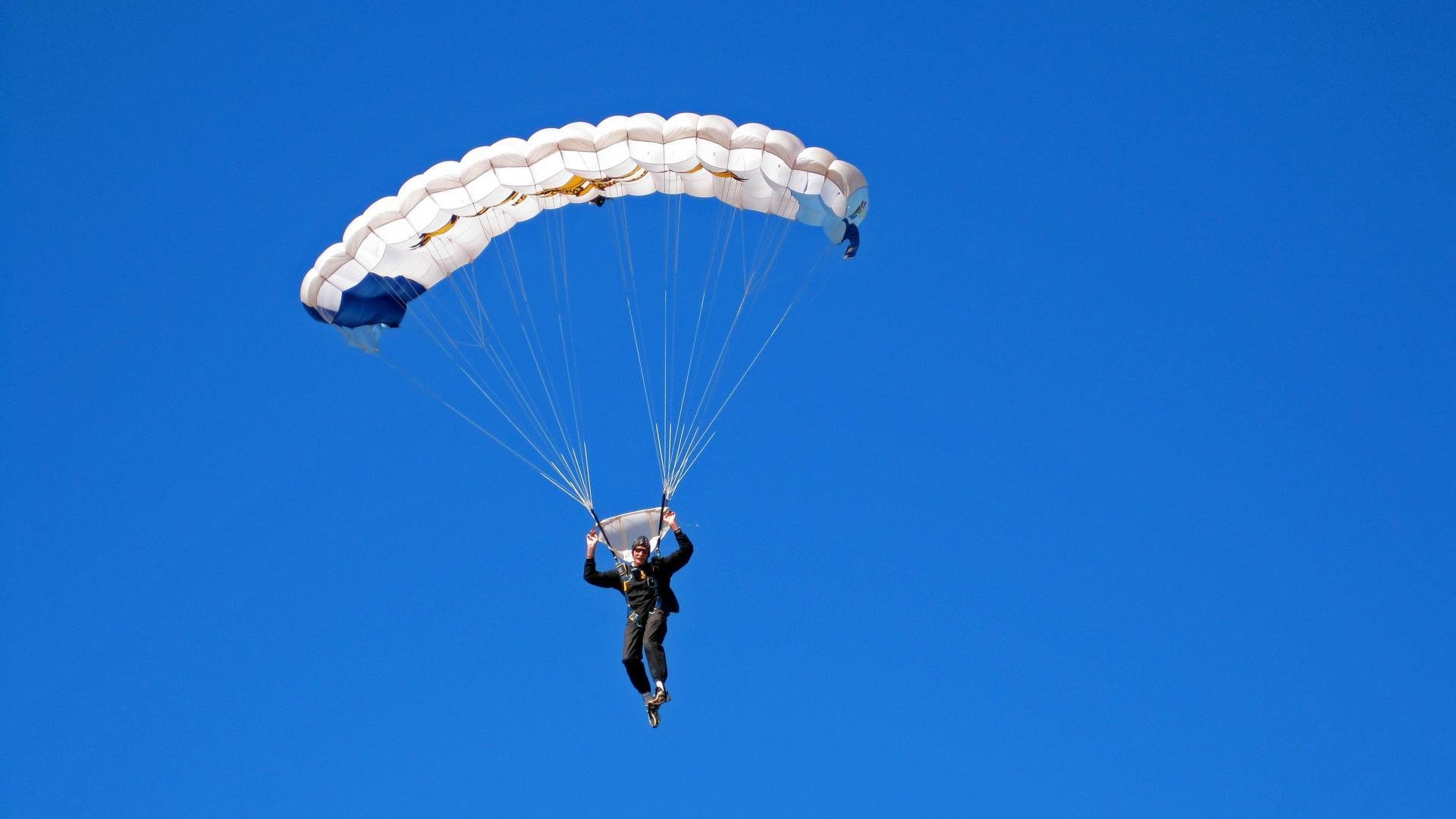 女子蝶泳赛场再现张雨霏风采，张雨霏晋级蝶泳决赛视频